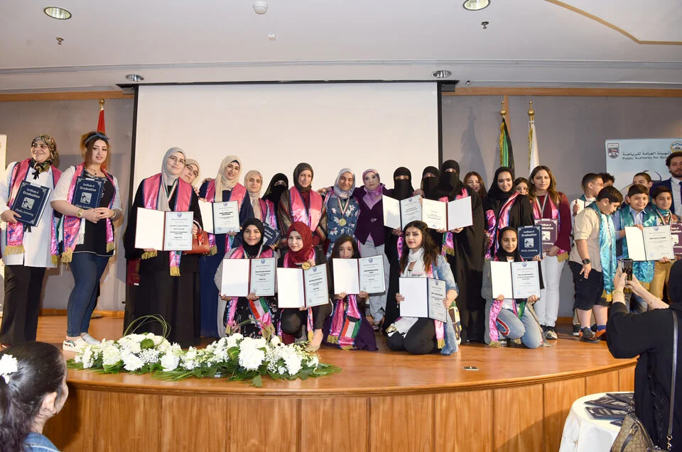 {:en}The strong ones class{:}{:ar}دفعة دفعة الأقوياء {:}